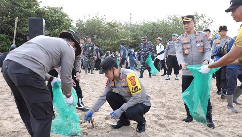 Kapolda Bali, Irjen Daniel Adityajaya, saat ikut serta dalam kegiatan bersih-bersih di Pantai Kedonganan, Kecamatan Kuta, Badung, Jumat (6/2/2026). (Dok: Humas Polda Bali)
