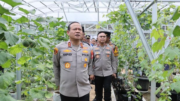 Kapolda Metro Jaya Irjen Asep Edi Suheri mengunjungi 'Green House' di Kota Bekasi.