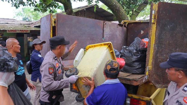 Kapolres Pandeglang membersihkan sampah di Pantai Carita. (dok.istimewa)
