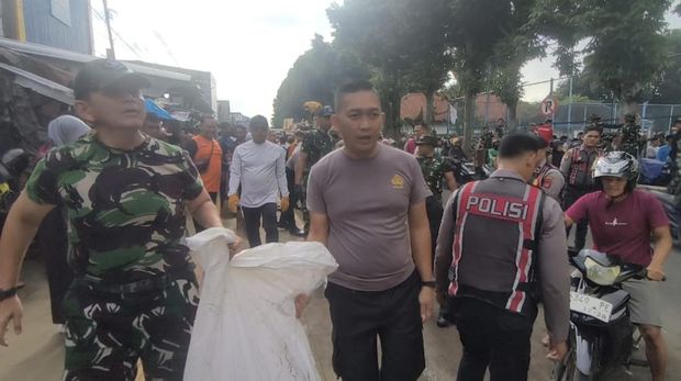 Kapolresta Bogor Kota, Kombes Rio Wahyu Anggoro turun langsung dalam kegiatan bersih-bersih. (Dok. ist)