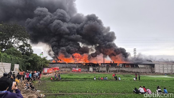 Kebakaran Hebat Melanda Pabrik Plastik di Bandung, Terdengar Ledakan