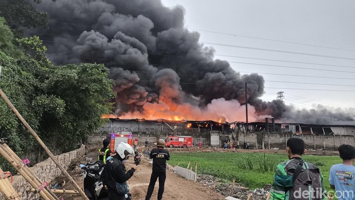 Kebakaran Pabrik Plastik di Bandung Belum Padam