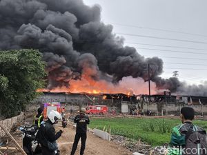 Kebakaran Pabrik Plastik di Bandung Belum Padam
