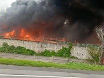 8 Jam Berjibaku, Kebakaran Pabrik Plastik Bandung Padam