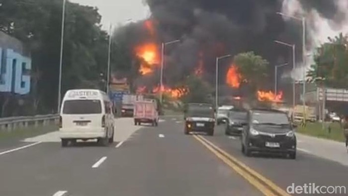 Kebakaran Pabrik Plastik di Cibolerang, Kota Bandung. Apinya terlihat jelas di tol