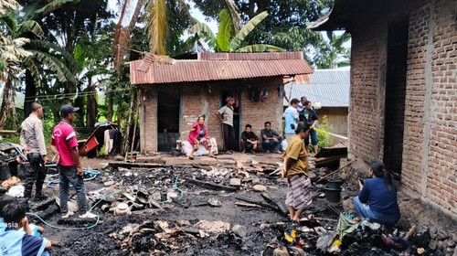 Kebakaran rumah dan dapur di Desa Nimun Danibao, Kecamatan Adonara Barat, Flores Timur, NTT, Jumat (6/2/2026). (Foto: Polres Flores Timur)