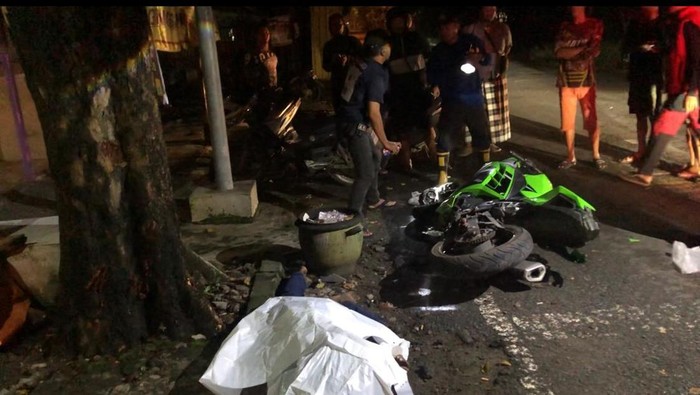 Kecelakaan tunggal tabrak pohon menewaskan 2 pria mabuk mengendari motor sport Ninja 250 cc di Mojokerto.