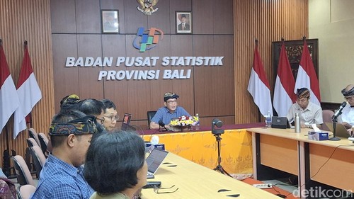 Kepala BPS Provinsi Bali saat rilis di kantor BPS Provinsi Bali, Kamis (5/2/2026). (Fabiola Dianira)