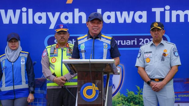 Kepala Korps Lalu Lintas (Kakorlantas) Polri Irjen Agus Suryonugroho S.H, M.Hum menerima secara simbolis 15 unit kendaraan operasional Patroli Jalan Raya (PJR) dari PT Jasa Marga kepada Ditlantas Polda Jawa Timur.
