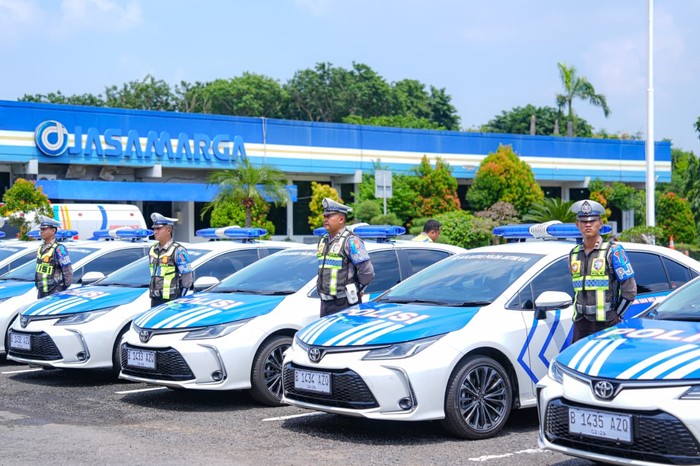 Kepala Korps Lalu Lintas (Kakorlantas) Polri Irjen Agus Suryonugroho S.H, M.Hum menerima secara simbolis 15 unit kendaraan operasional Patroli Jalan Raya (PJR) dari PT Jasa Marga kepada Ditlantas Polda Jawa Timur.