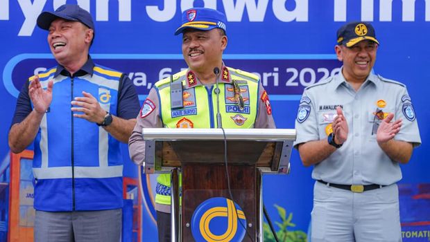 Kepala Korps Lalu Lintas (Kakorlantas) Polri Irjen Agus Suryonugroho S.H, M.Hum menerima secara simbolis 15 unit kendaraan operasional Patroli Jalan Raya (PJR) dari PT Jasa Marga kepada Ditlantas Polda Jawa Timur.