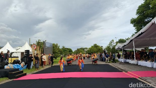 Keseruan karnaval budaya untuk menyambut event bau nyale di Kuta Beach Park, Jumat (6/2/2026).