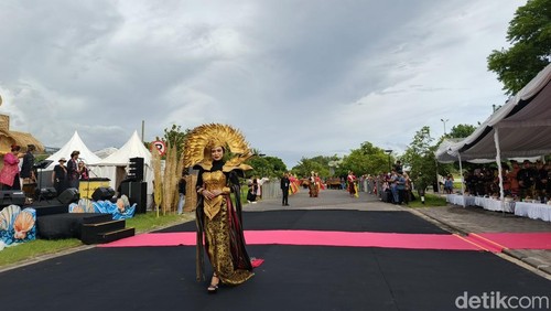 Keseruan karnaval budaya untuk menyambut event bau nyale di Kuta Beach Park, Jumat (6/2/2026).