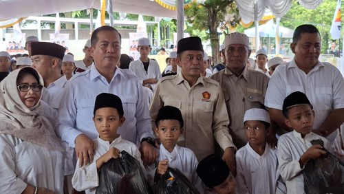 Ketua DPD Gerindra, Lalu Pathul Bahri, bersama kader sekaligus Gubernur NTB Lalu Muhamad Iqbal saat perayaan HUT Gerindra ke-18 di Mataram, Jumat (6/2/2026). (Ahmad Viqi/detikBali)