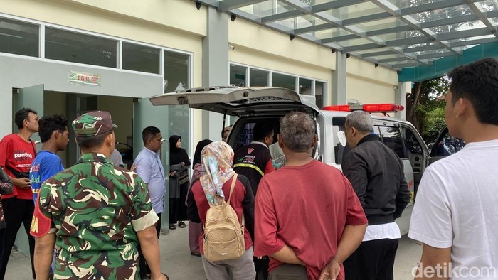 Korban tenggelam di Sungai Kaligarang, Kelurahan Sampangan, Kecamatan Gajahmungkur, Kota Semarang, dibawa ke Puskesmas terdekat, Jumat (6/2/2026).