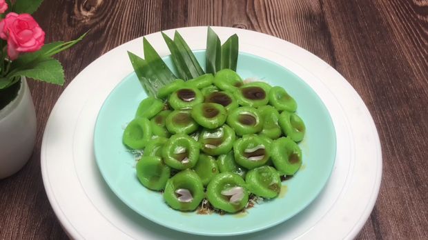Kue Gegicak. (Tangkapan layar YouTube DAPOER LOUFHA) Kue Gegicak. (Tangkapan layar YouTube DAPOER LOUFHA)