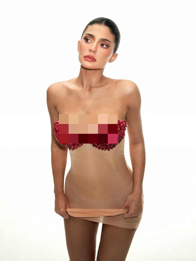 Kylie Jenner pakai bra dari biji delima.