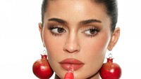 Promosi Produk Bibir Terbaru, Kylie Jenner pakai Bra dari Biji Delima