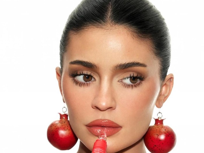 Kylie Jenner pakai bra dari biji delima.