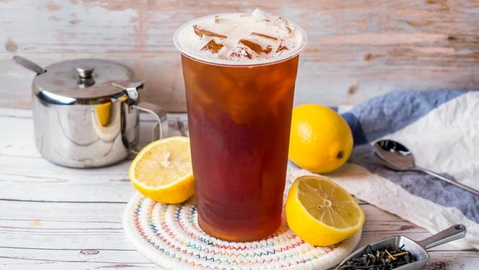 Lemon tea dalam gelas plastik