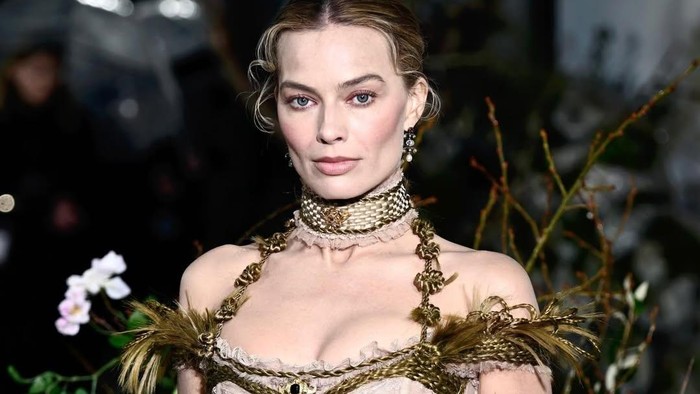 Aktris Margot Robbie menghadiri pemutaran perdana film Wuthering Heights di Inggris, London, Inggris, 5 Februari 2026.