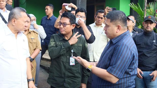 Menko Pangan Zulkifli Hasan bersama Wali Kota Makassar Munafri Arifuddin saat meninjau TPA Antang. Menko Pangan Zulkifli Hasan bersama Wali Kota Makassar Munafri Arifuddin saat meninjau TPA Antang.
