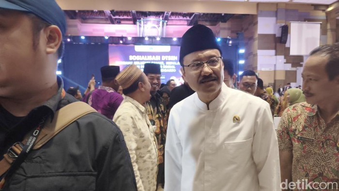 Menteri Sosial Saifullah Yusuf menyosialisasikan DTSEN di Sidoarjo.
