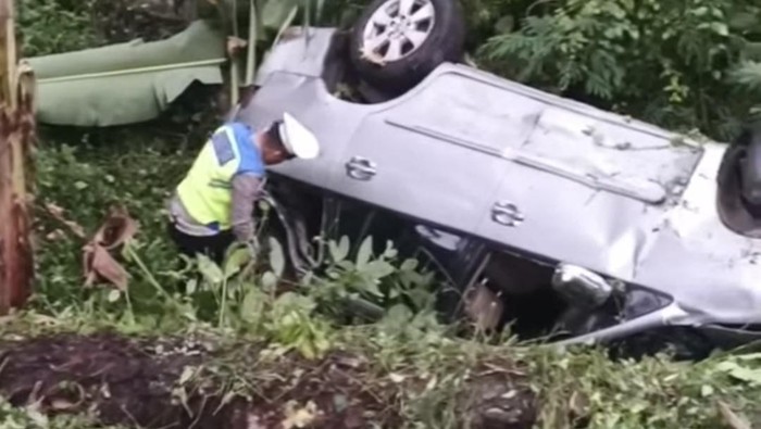 Mobil Innova Terjun ke Jurang di Lubuklinggau, 2 Orang Luka-luka