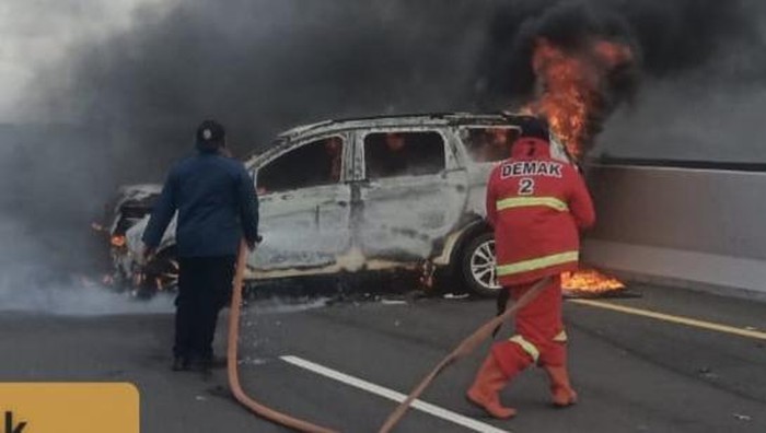 Wuling Terbakar Usai Tabrak Pembatas Jalan di Tol Semarang-Demak