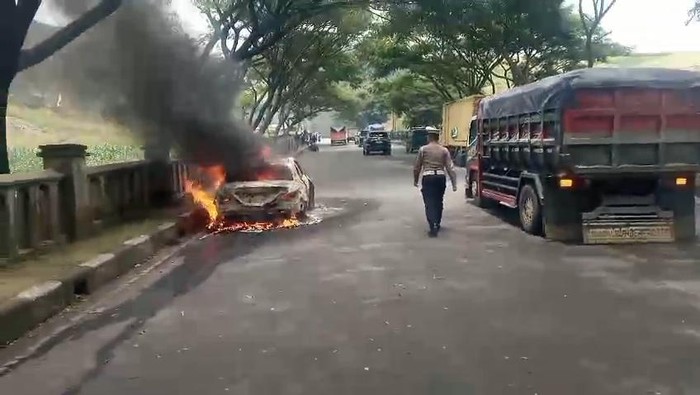 **Mobil Mercy Terbakar di Nagreg Bandung, Tragedi Menjelang Siang**
