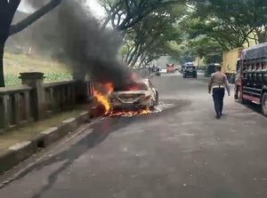 Mobil Sedan Terbakar di Nagreg Bandung, Pengemudi Tewas di TKP