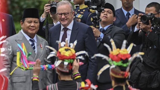 Presiden Prabowo Subianto (kiri) bersama Perdana Menteri Australia Anthony Albanese (kedua kiri) menyaksikan tarian tradisional saat kunjungan kenegaraan di Istana Merdeka, Jakarta, Jumat (6/2/2026). Kunjungan PM Australia Anthony Albanese tersebut untuk memperkuat hubungan kemitraan strategis kedua negara di berbagai bidang. ANTARA FOTO/Bayu Pratama S./mrh/rwa.