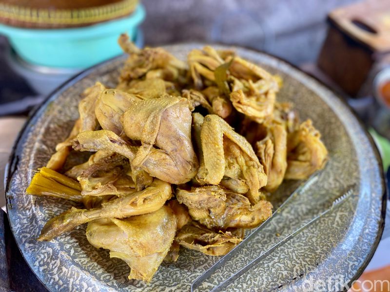 Nasi Uduk Ibu Enin Legendaris dari Tahun 1970-an di Gunung Sahari, Jakpus.