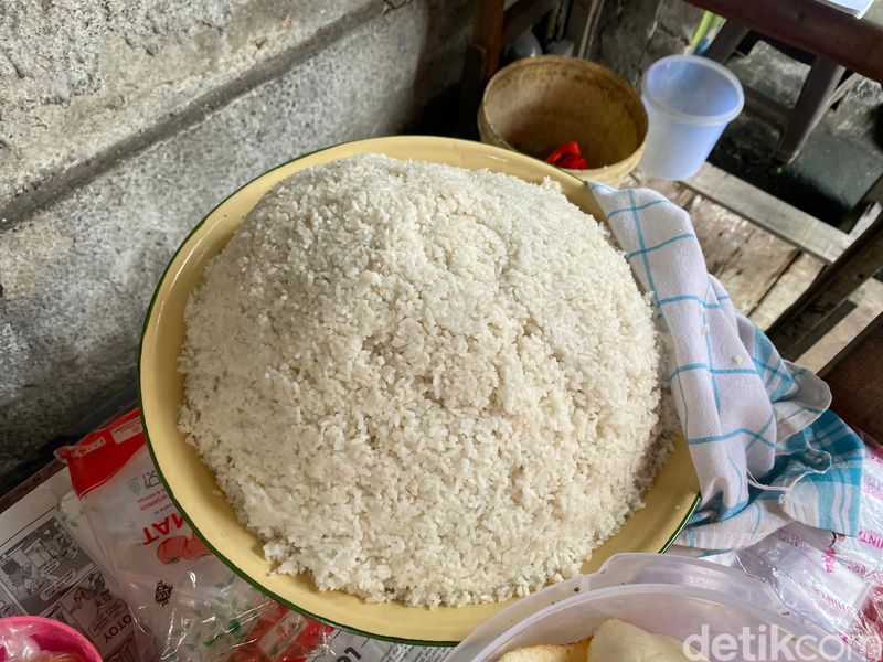 Nasi Uduk Ibu Enin Legendaris dari Tahun 1970-an di Gunung Sahari, Jakpus.