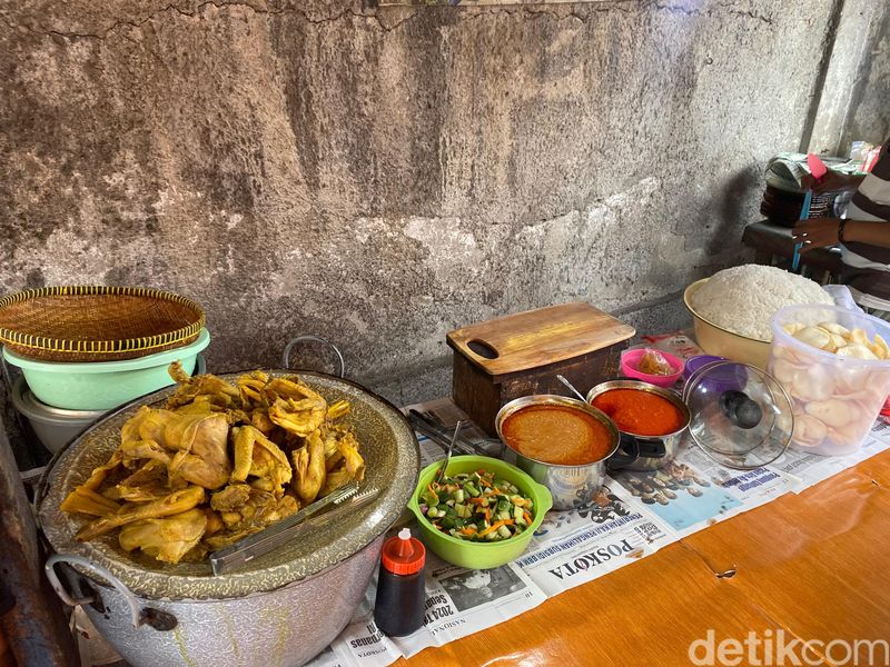 Nasi Uduk Ibu Enin Legendaris dari Tahun 1970-an di Gunung Sahari, Jakpus.