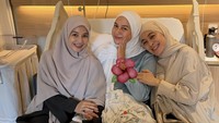 Sahabat-sahabatnya seperti Natasha Rizki, Dian Ayu Lestari, sudah menjenguk ke rumah sakit. Foto: dok instagram Nina Zatulini dan Natasha Rizki