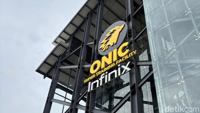 Adi Syofian Asyauri alias Adi, tidak akan lagi menjadi pelatih Onic ID. Posisi tersebut akan diisi oleh Calvin Winata alias CW.