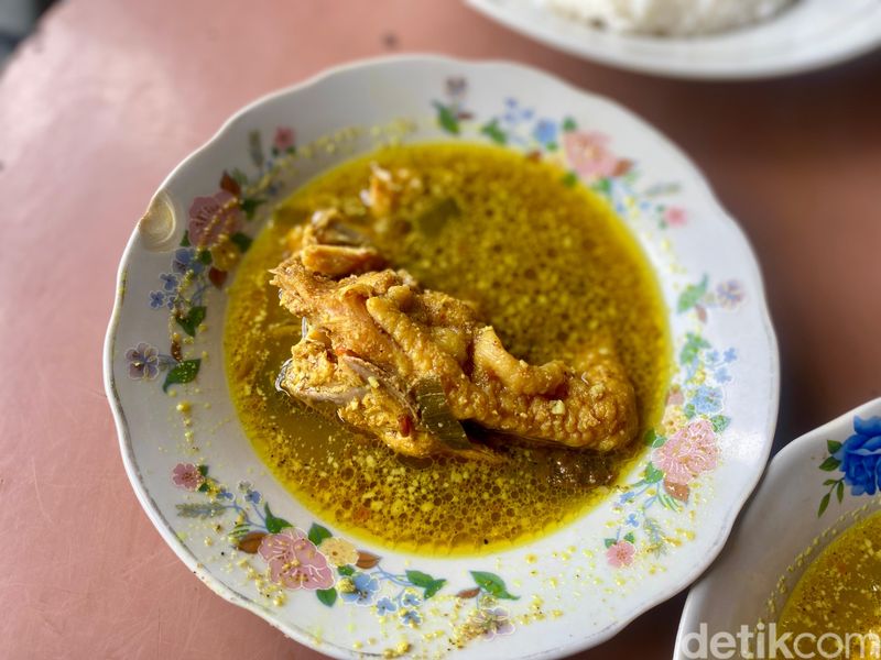 Opor Ayam Kuning Betawi H. Saadih Tampilan Opor Ayam Kuning Betawi H. Saadih