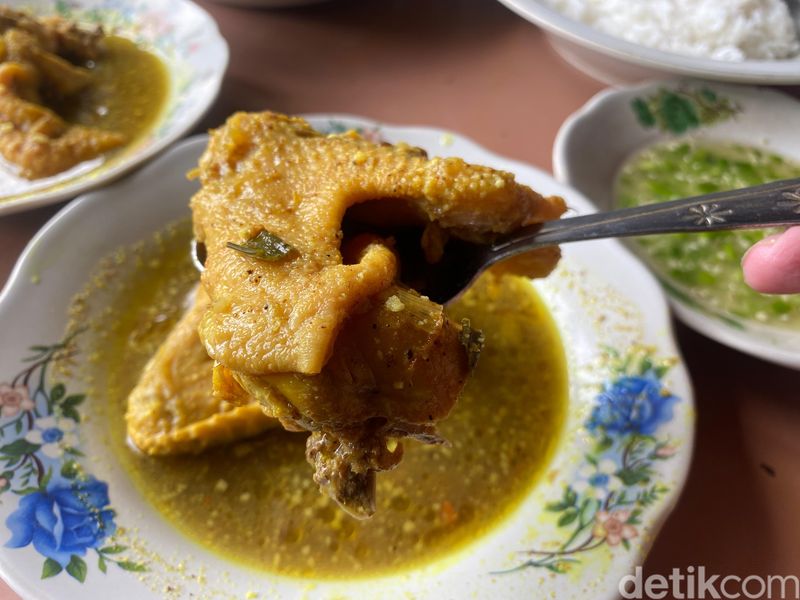 Opor Ayam Kuning Betawi H. Saadih Tampilan Opor Ayam Kuning Betawi H. Saadih