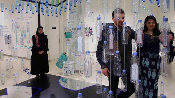 Pengunjung melihat karya seni instalasi dari daur ulang sampah yang ada di pameran Bukan Tentang Sampah di Pusat Kebudayaan Belanda Erasmus Huis, Jakarta, Kamis (5/2/2026). Pameran karya Noud Sleumer asal Belanda, Mayra Kapteijn asal Belanda, Dhania Yasmin asal Indonesia dan Ade Amelia asal Indonesia bertema 