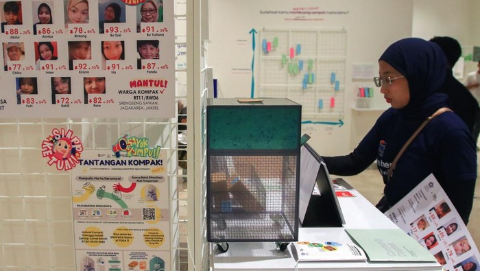 Pengunjung melihat karya seni instalasi dari daur ulang sampah yang ada di pameran Bukan Tentang Sampah di Pusat Kebudayaan Belanda Erasmus Huis, Jakarta, Kamis (5/2/2026). Pameran karya Noud Sleumer asal Belanda, Mayra Kapteijn asal Belanda, Dhania Yasmin asal Indonesia dan Ade Amelia asal Indonesia bertema 