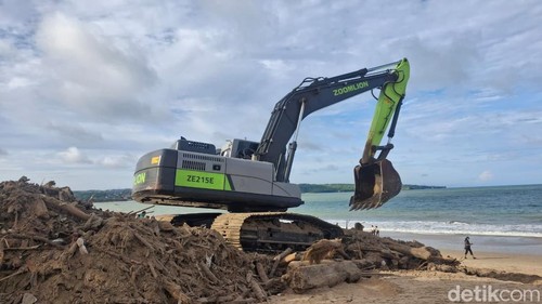 Tumpukan sampah di Pantai Kedonganan yang siap diangkut, Jumat (6/2/2026).
