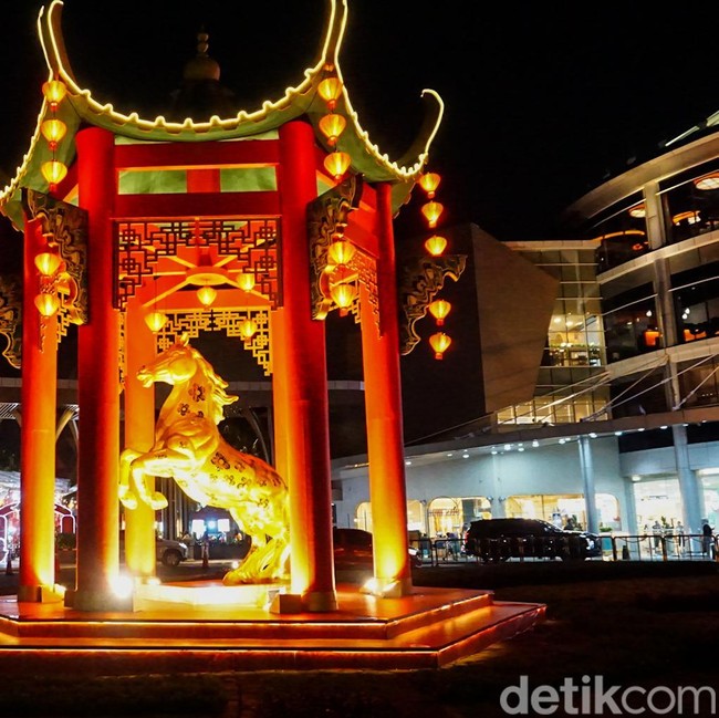 Patung Kuda Semarakkan Suasana Imlek di Pusat Perbelanjaan