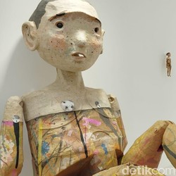 Patung Lembam Iwan Effendi Membius Pengunjung Art Jakarta Papers 2026