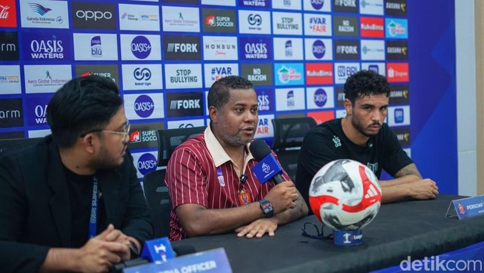 Pelatih Persijap Jepara, Divaldo Alves saat konferensi pers di Stadion Gelora Bumi Kartini Jepara, Jumat (6/2/2026).