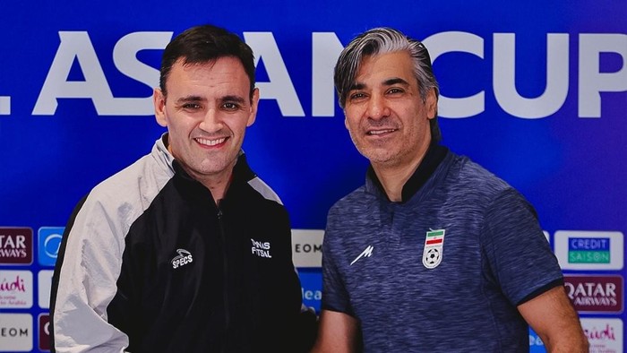Pelatih Timnas Iran, Vahid Samsaee (kanan)