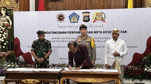 Penandatanganan Perpanjangan Nota Kesepakatan Sipandu Beradat di Kantor Gubernur Bali, Jumat (6/2/2026). (Rizki Setyo/detikBali)