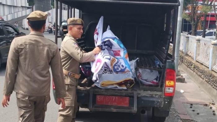 Penertiban spanduk liar oleh Satpol PP Kota Medan. (Foto: Instagram/satpolppkotamedan)