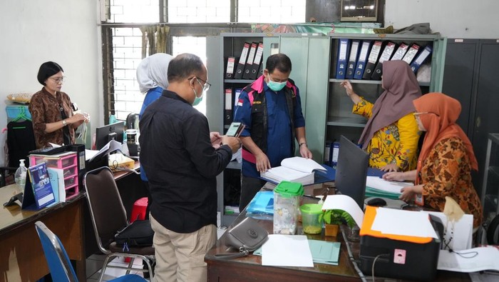 Penggeledahan di Kantor PDTS Kebun Binatang Surabaya oleh penyidik Kejati Jatim.