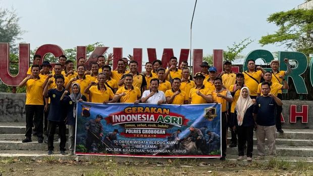 Personel Polres Grobogan saat membersihkan sampah di jalan hingga objek wisata. Personel Polres Grobogan saat membersihkan sampah di jalan hingga objek wisata.